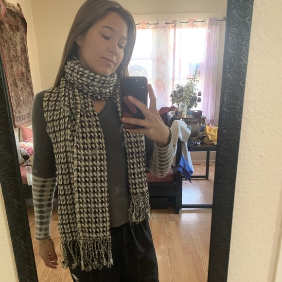 Scarf Houndstooth - Picture 2 of 3